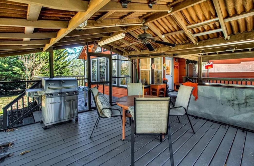 Luxurious Cabin, W/ Hottub, Easydrive, Arcade Game, Panoramic Views *