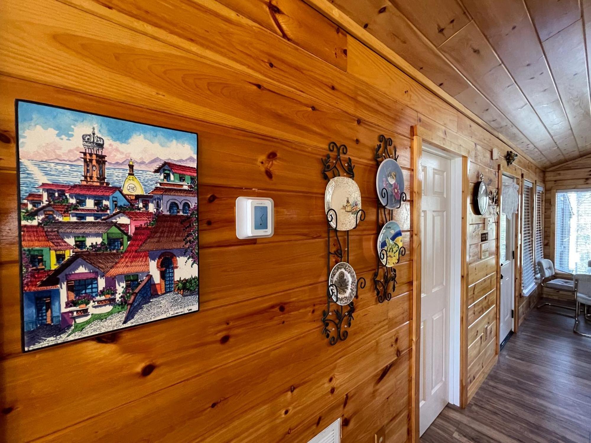 Chalet Luxurious Cabin, W/ Hottub, Easydrive, Arcade Game, Panoramic Views