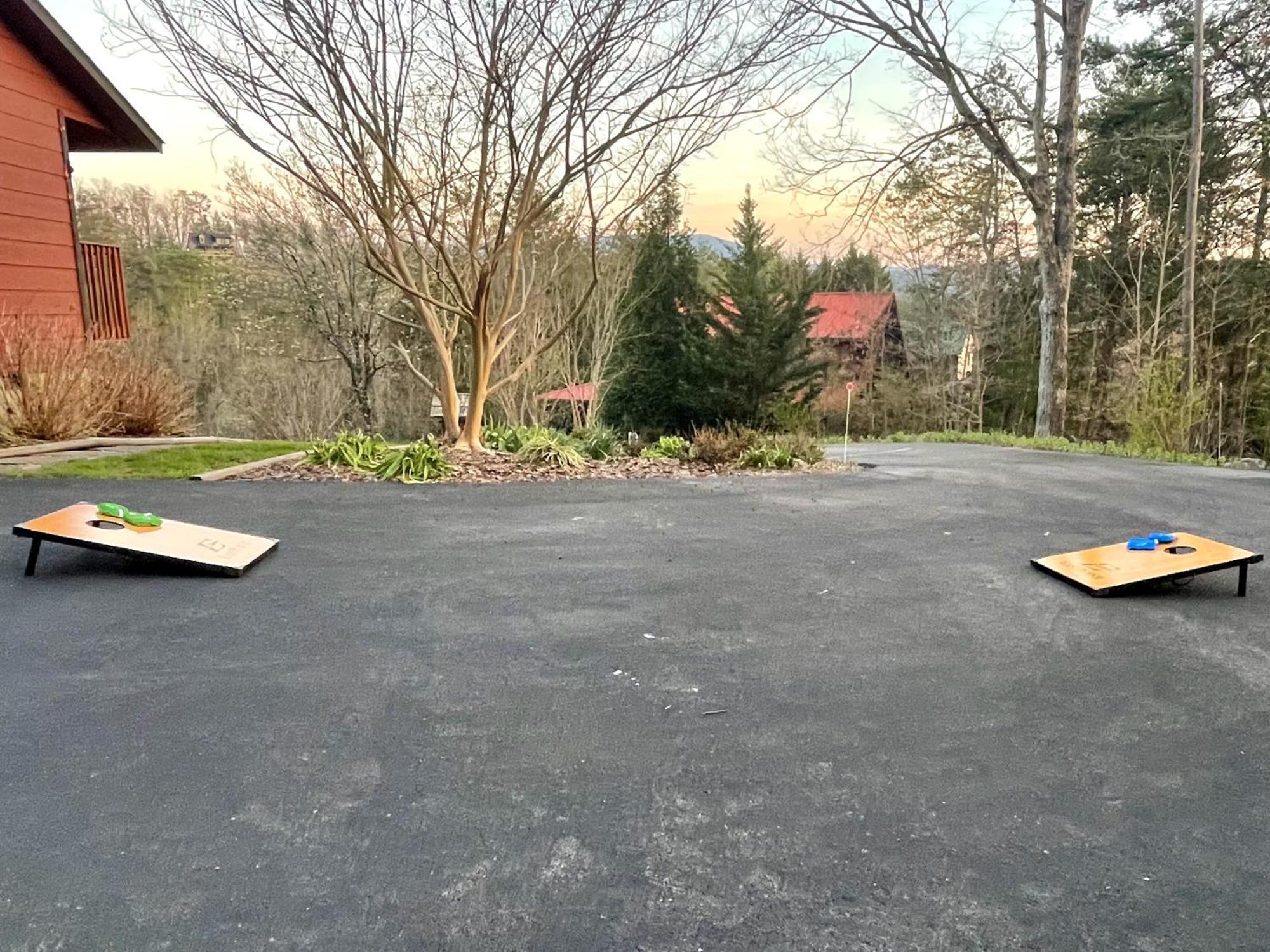 Luxurious Cabin, W/ Hottub, Easydrive, Arcade Game, Panoramic Views Chalet Pigeon Forge