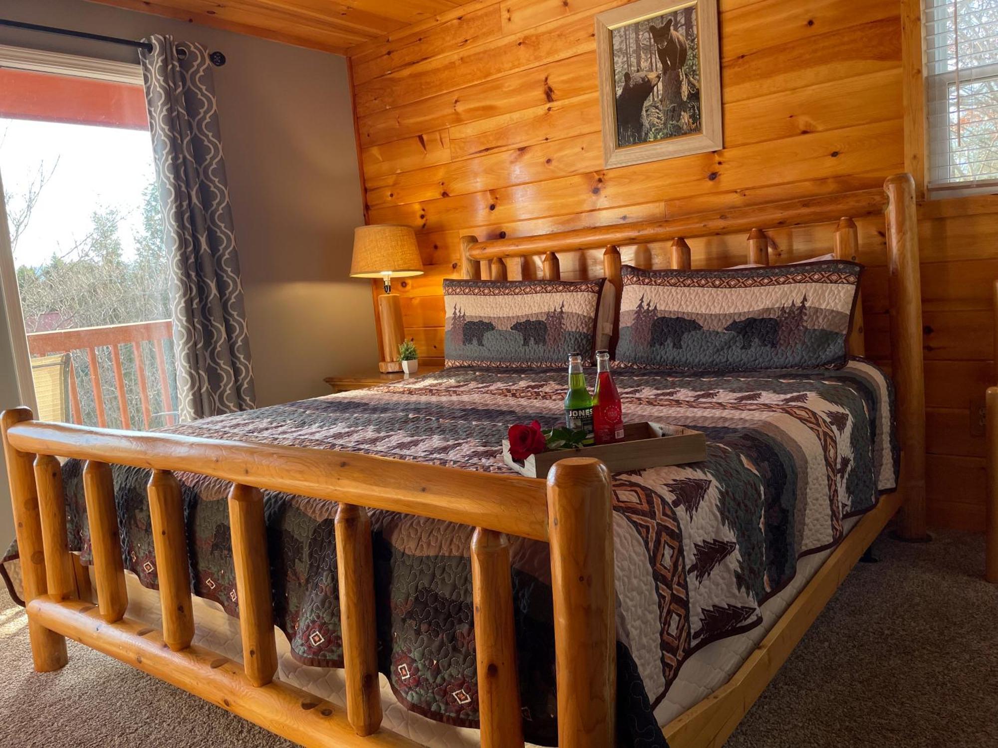 Luxurious Cabin, W/ Hottub, Easydrive, Arcade Game, Panoramic Views *