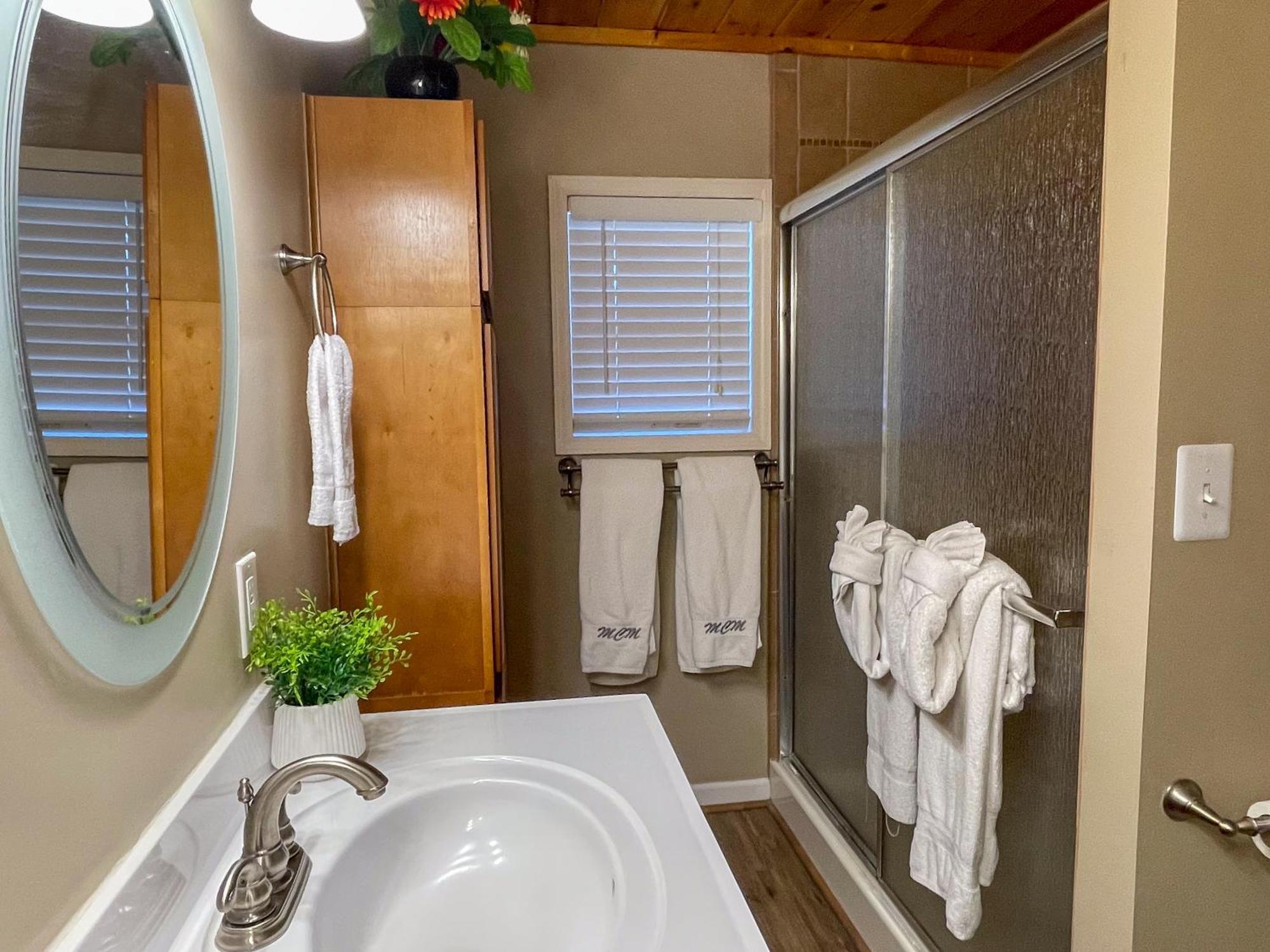 Luxurious Cabin, W/ Hottub, Easydrive, Arcade Game, Panoramic Views Chalet