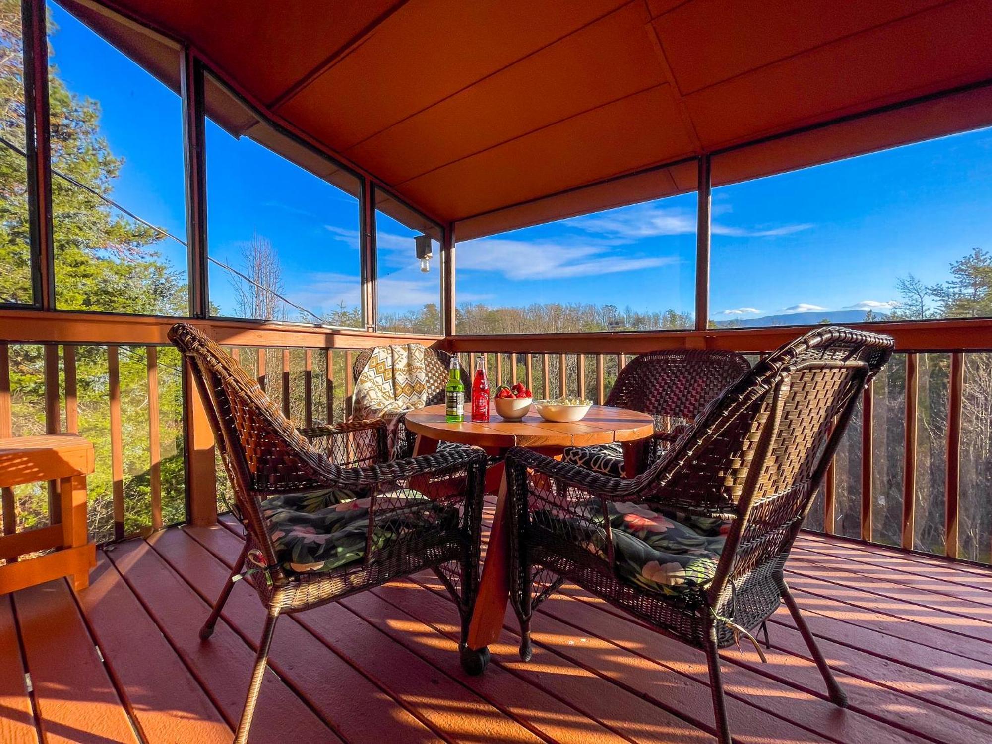 Chalet Luxurious Cabin, W/ Hottub, Easydrive, Arcade Game, Panoramic Views *