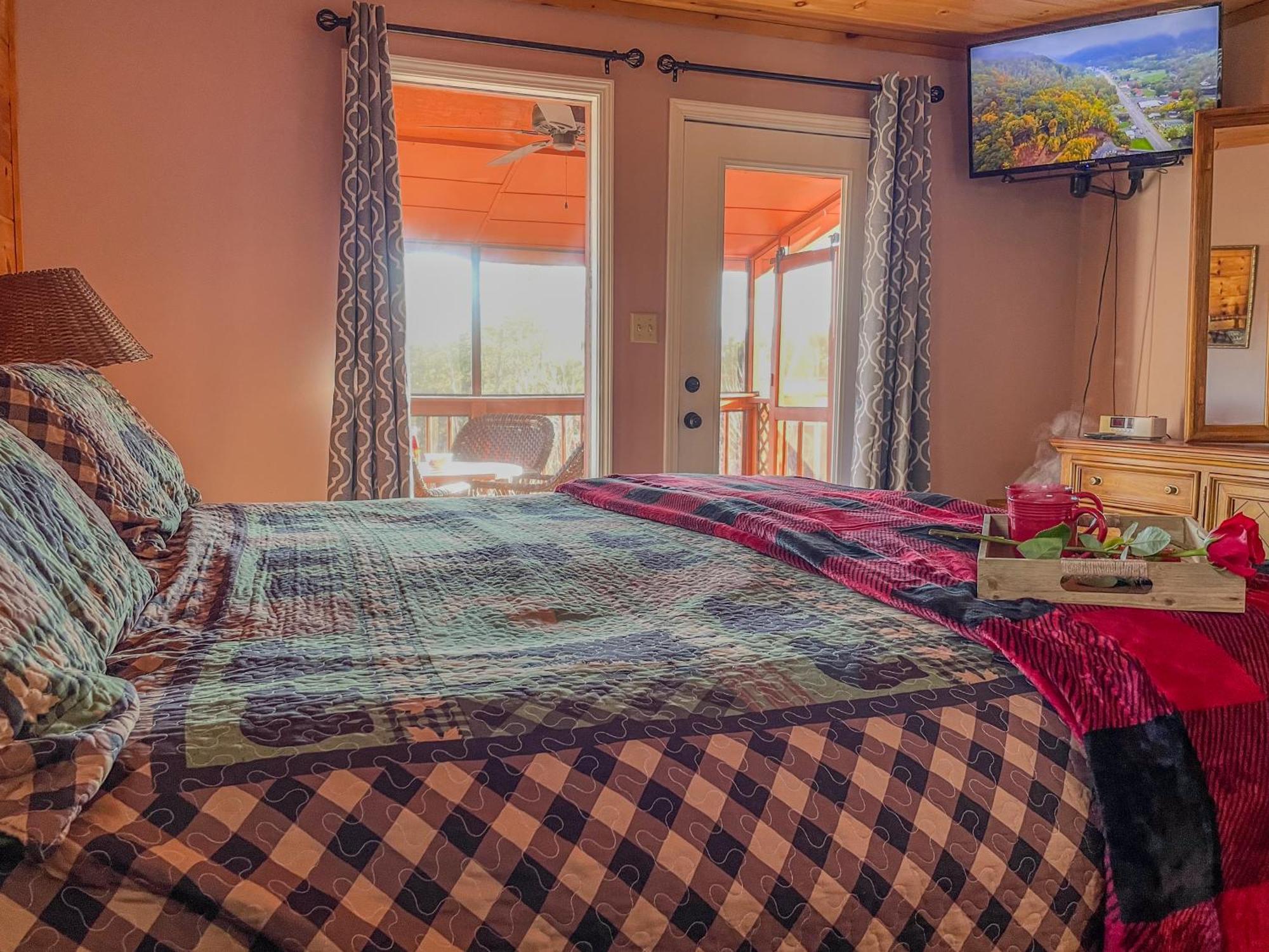 Luxurious Cabin, W/ Hottub, Easydrive, Arcade Game, Panoramic Views *