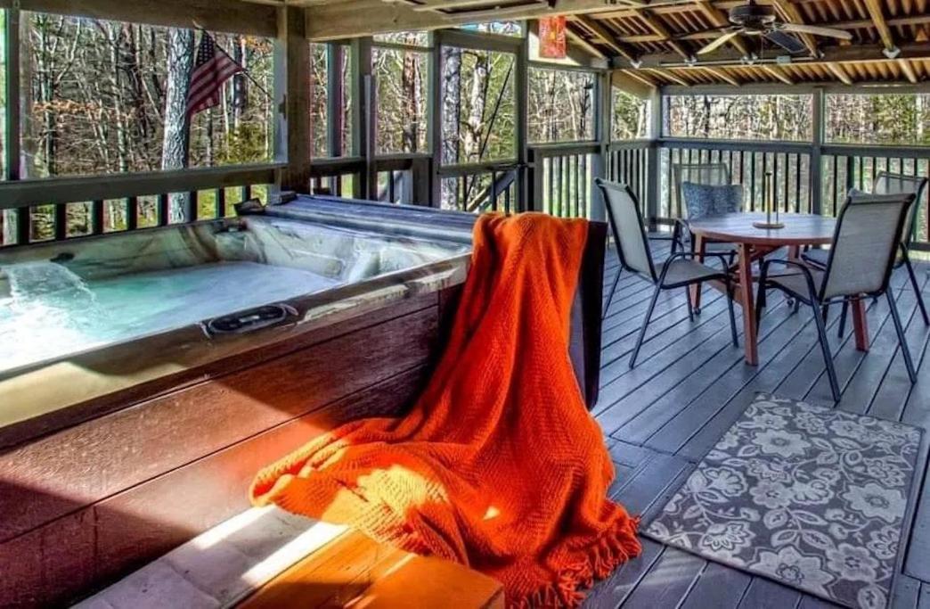 Luxurious Cabin, W/ Hottub, Easydrive, Arcade Game, Panoramic Views Pigeon Forge