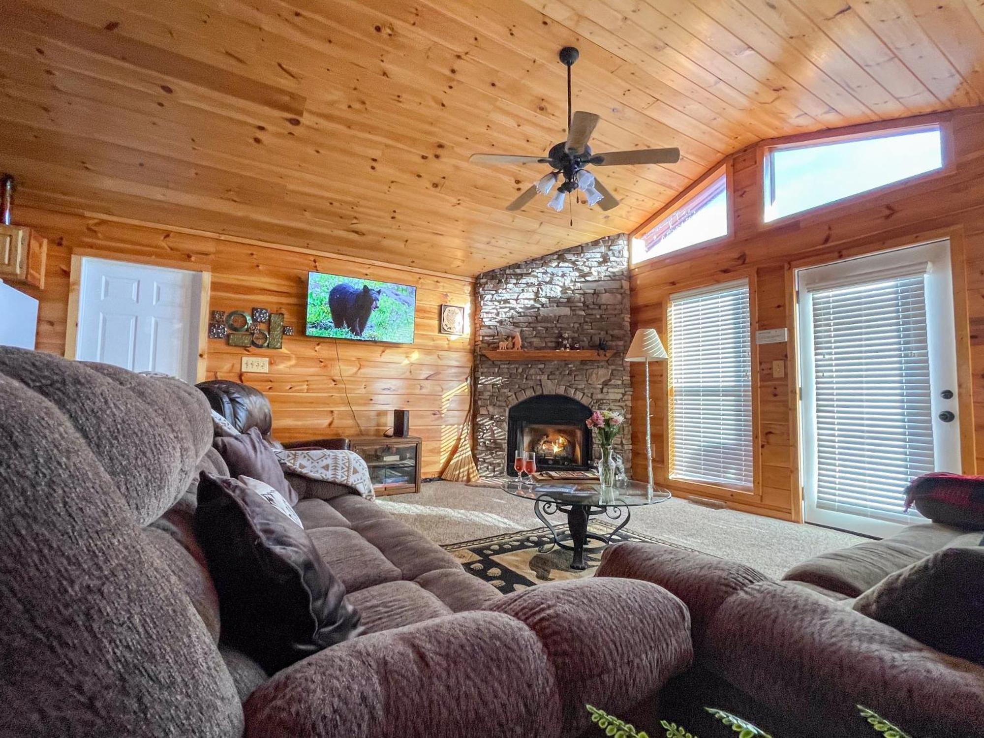 Chalet Luxurious Cabin, W/ Hottub, Easydrive, Arcade Game, Panoramic Views