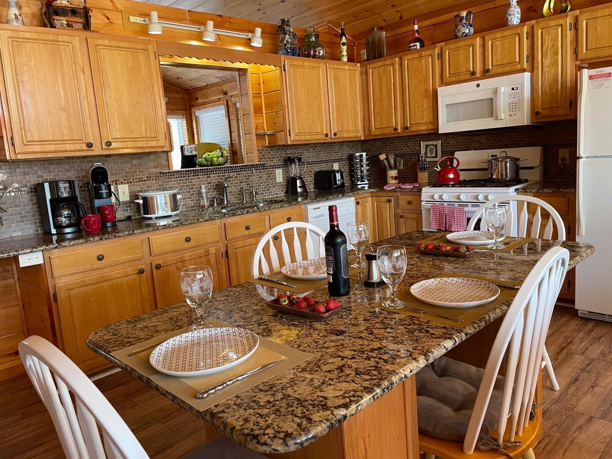 Luxurious Cabin, W/ Hottub, Easydrive, Arcade Game, Panoramic Views Chalet Pigeon Forge