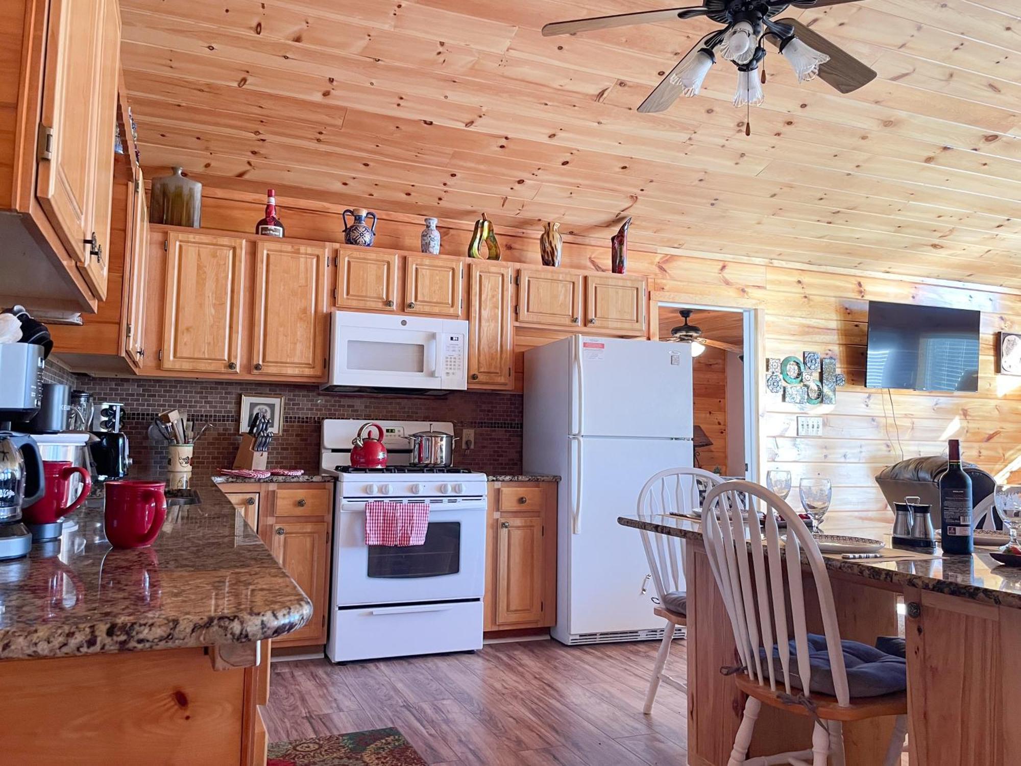 Luxurious Cabin, W/ Hottub, Easydrive, Arcade Game, Panoramic Views * Pigeon Forge