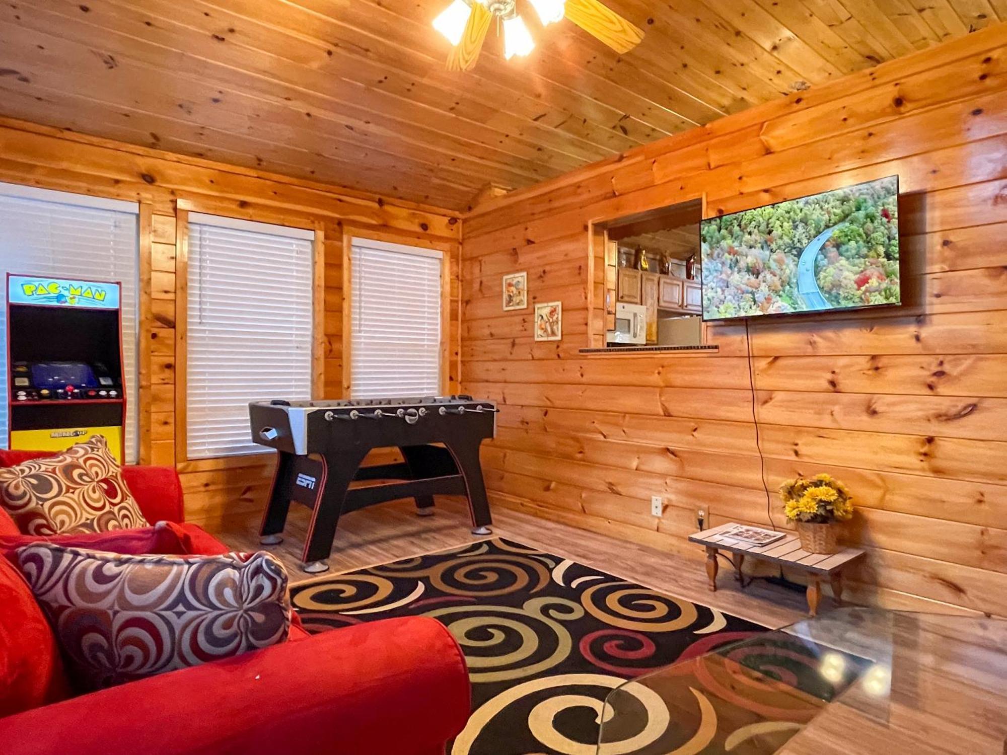 Luxurious Cabin, W/ Hottub, Easydrive, Arcade Game, Panoramic Views Chalet