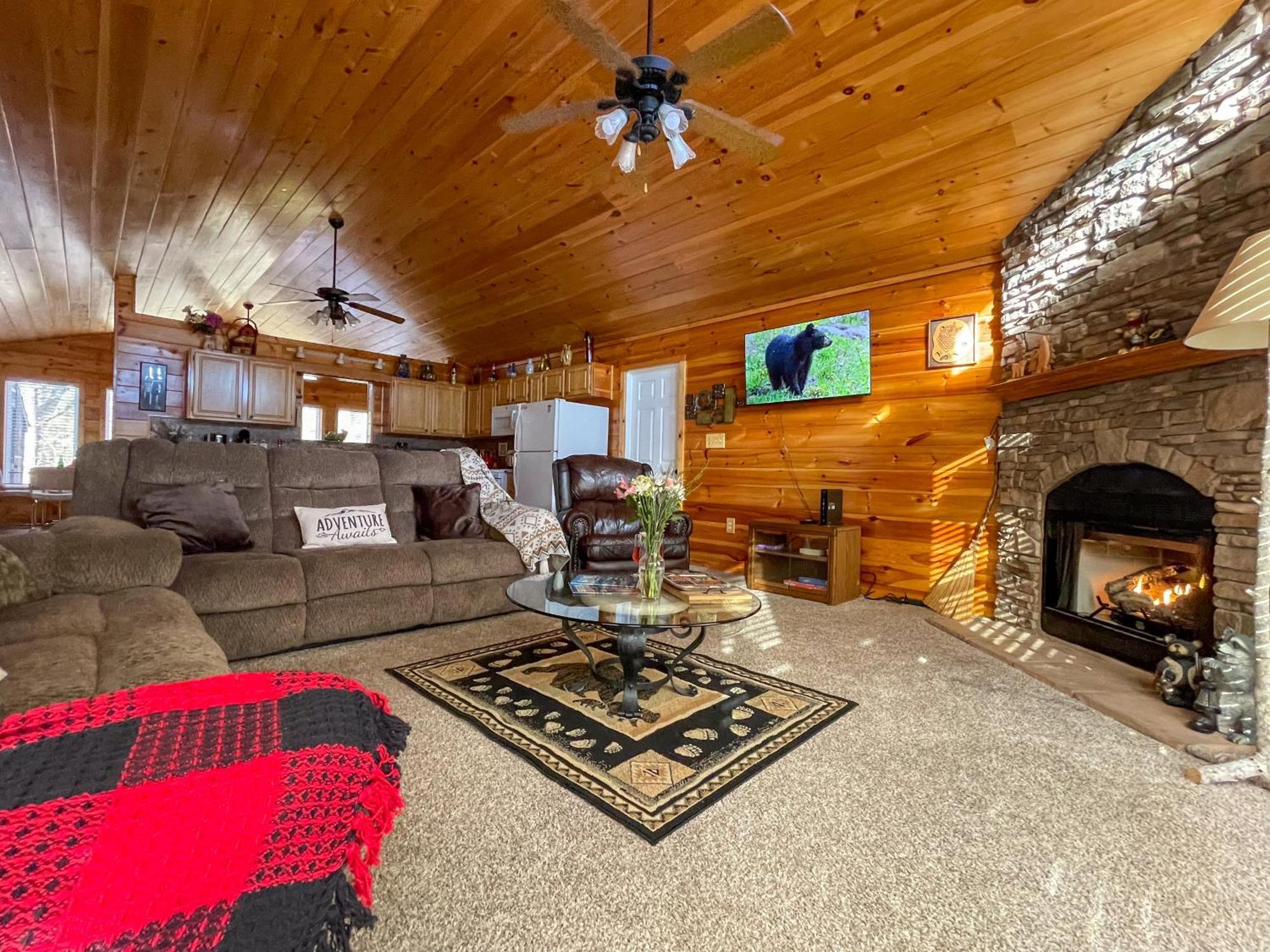 Luxurious Cabin, W/ Hottub, Easydrive, Arcade Game, Panoramic Views