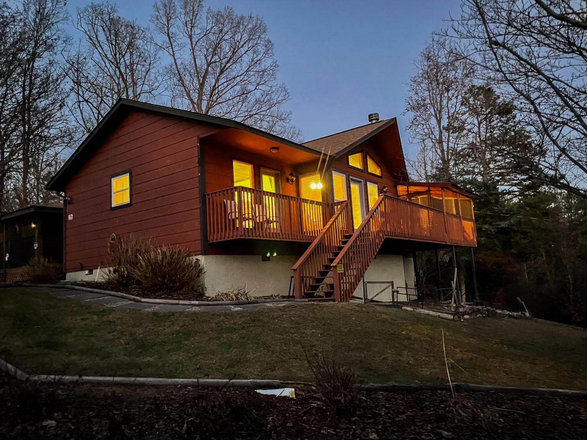 Luxurious Cabin, W/ Hottub, Easydrive, Arcade Game, Panoramic Views Chalet