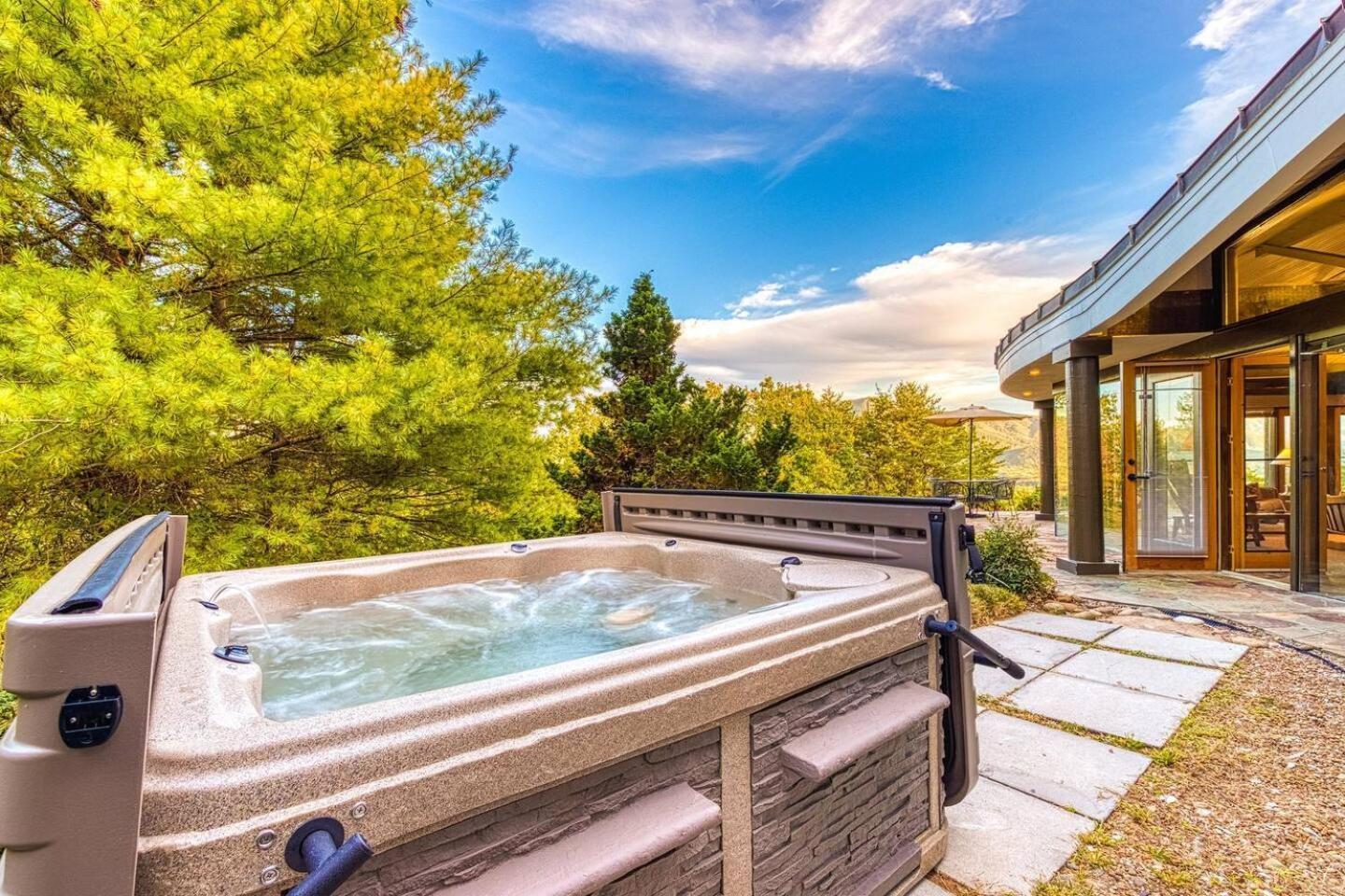 Holiday home Belltop: Mountaintop Retreat With Views In Tn *