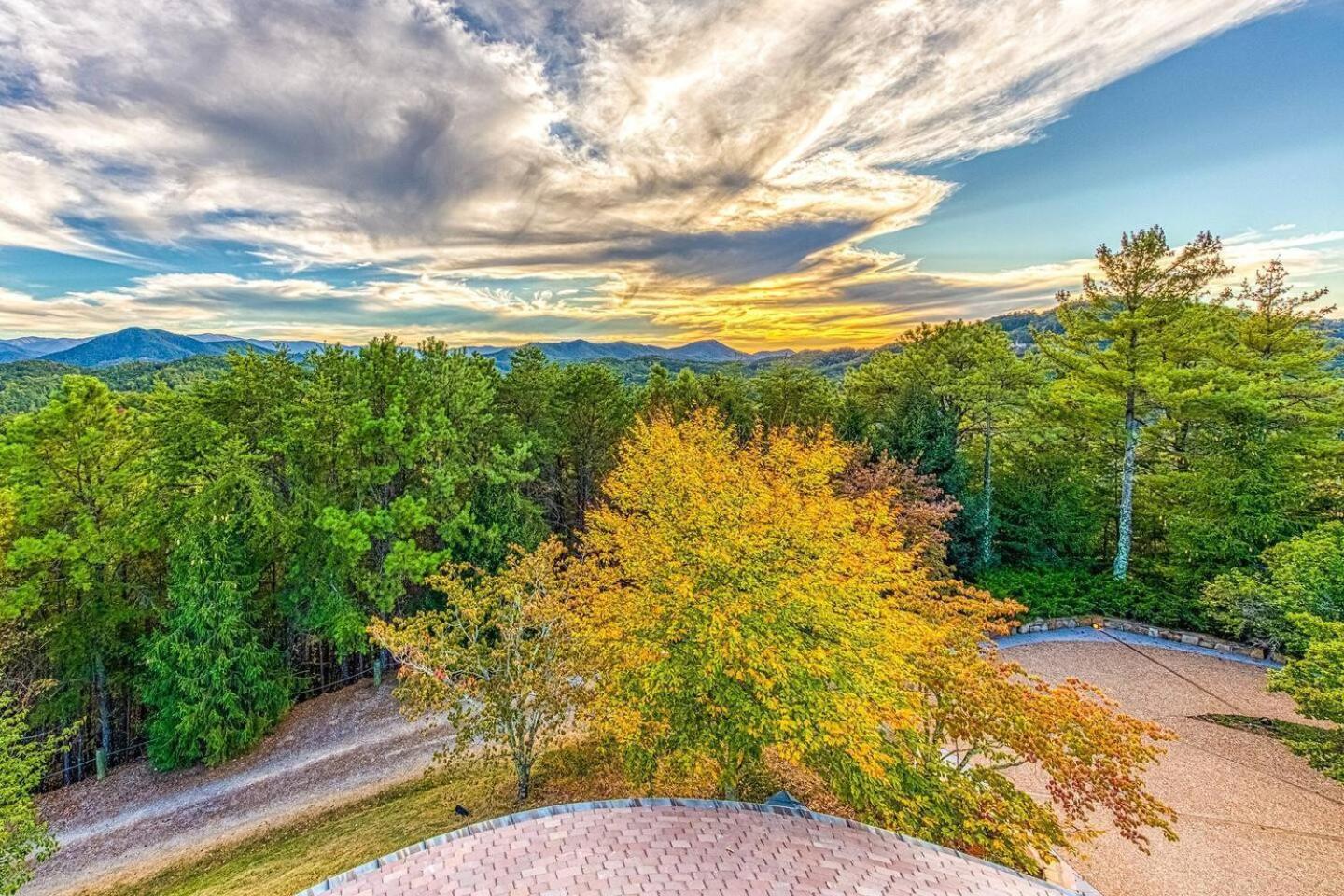 Holiday home Belltop: Mountaintop Retreat With Views In Tn