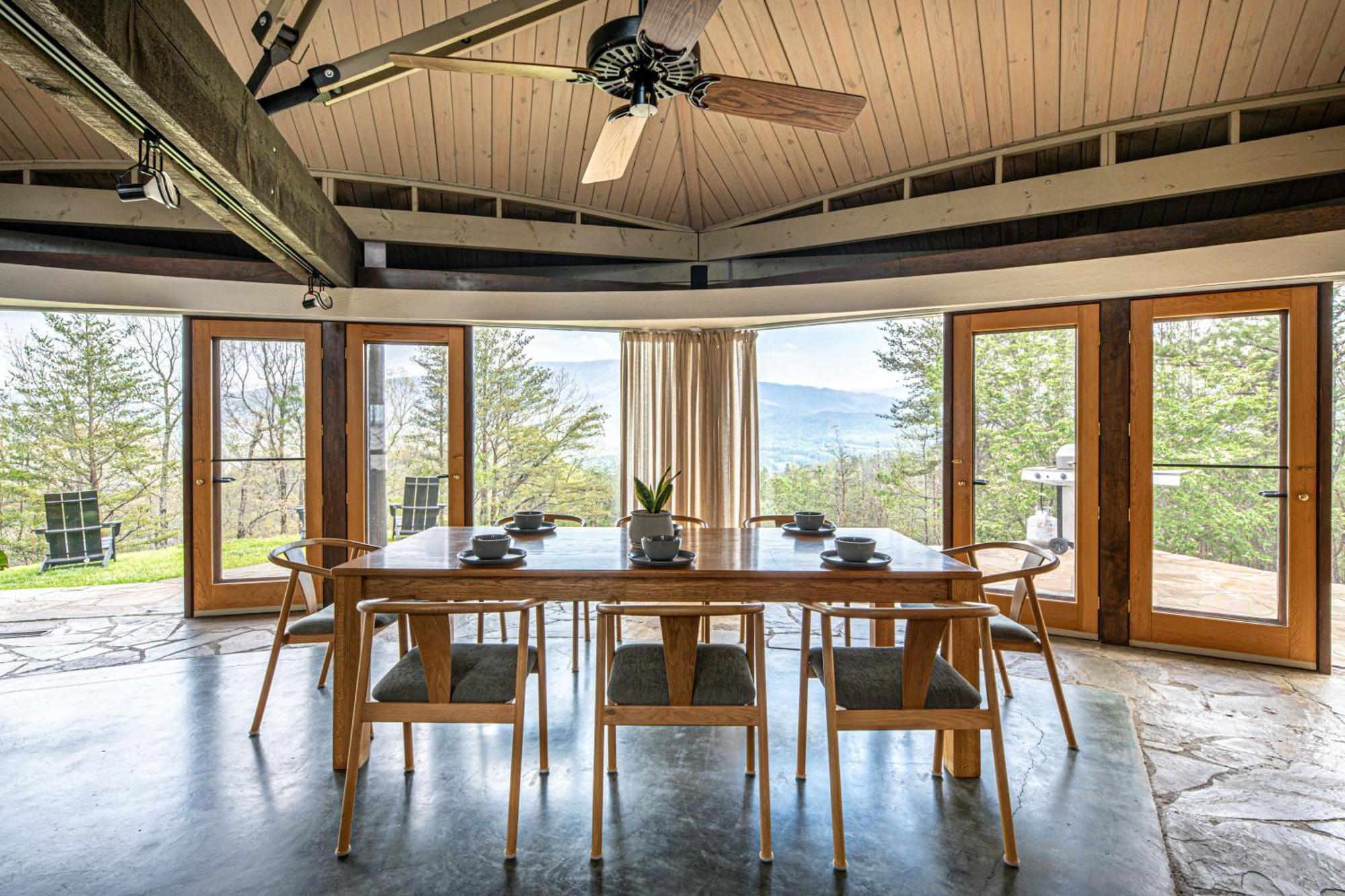 Belltop: Mountaintop Retreat With Views In Tn