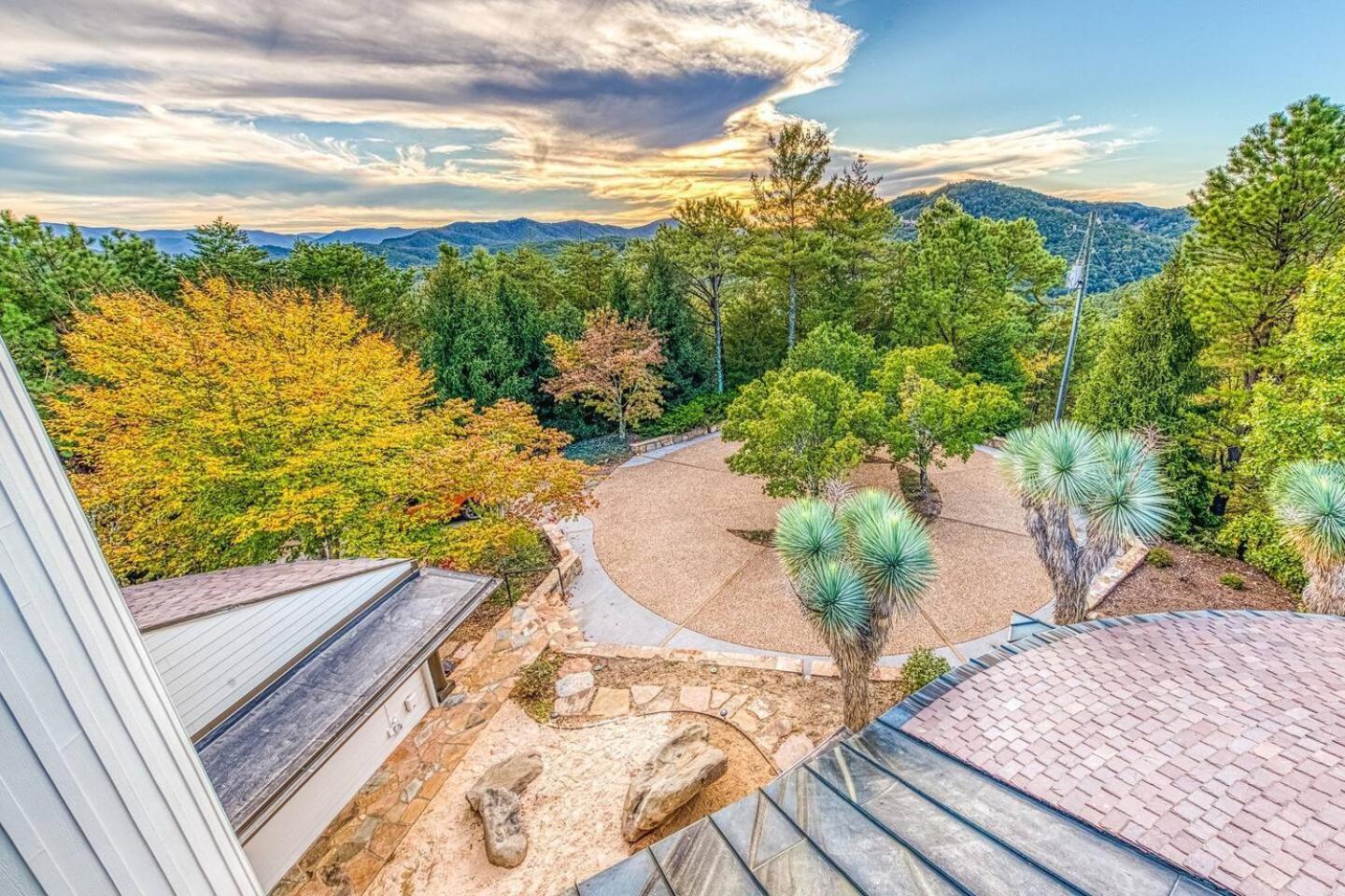 Holiday home Belltop: Mountaintop Retreat With Views In Tn Pigeon Forge
