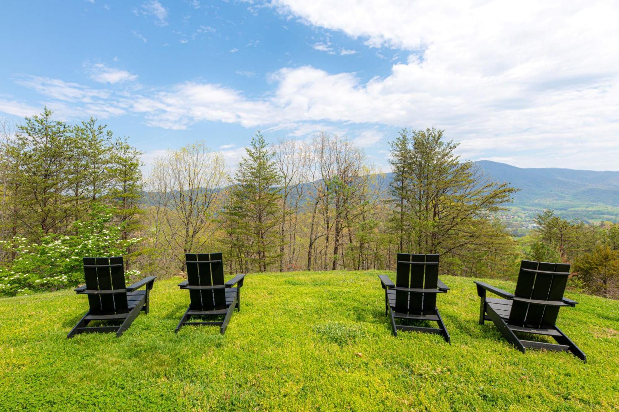 Belltop: Mountaintop Retreat With Views In Tn