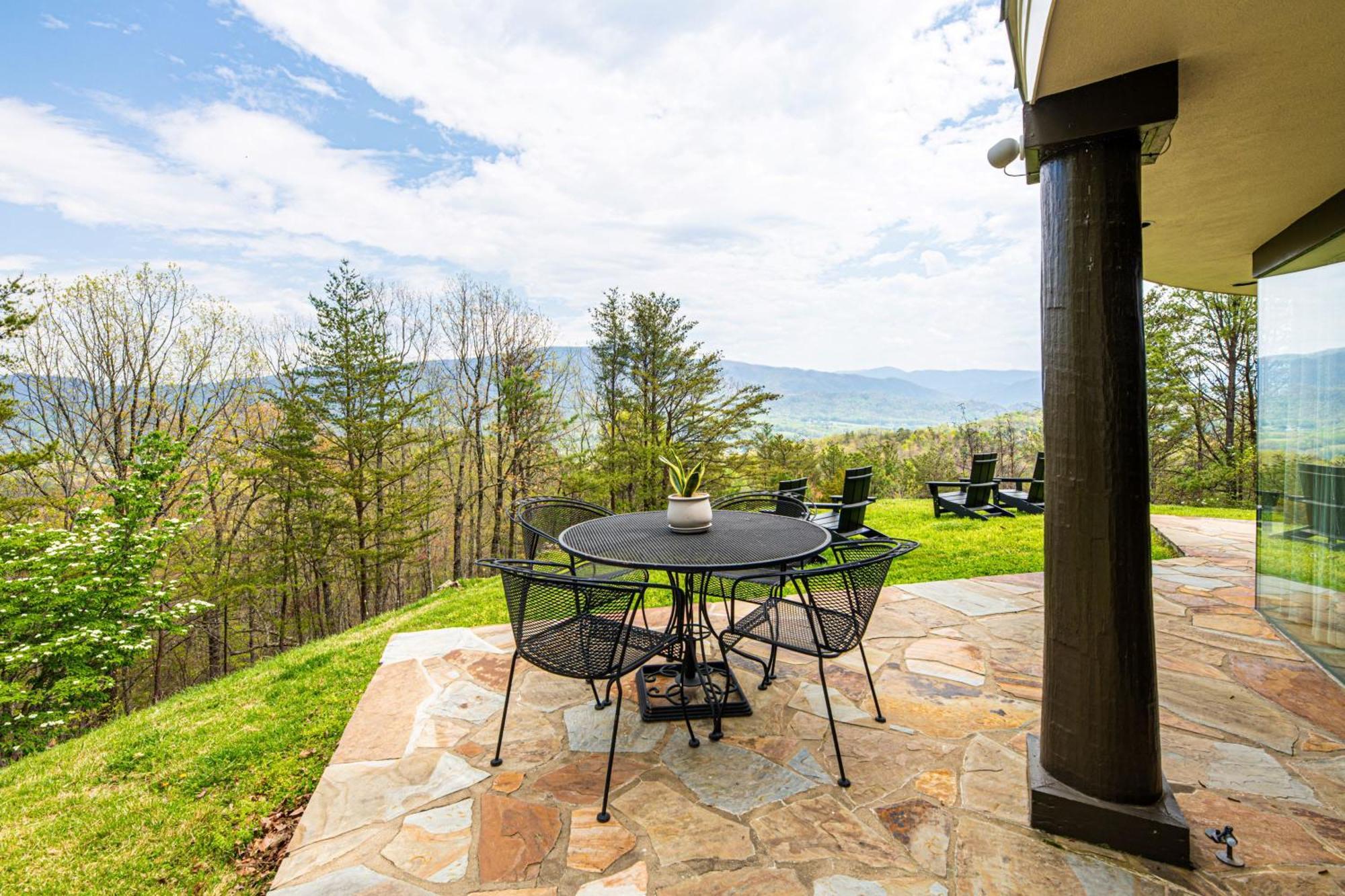 Holiday home Belltop: Mountaintop Retreat With Views In Tn