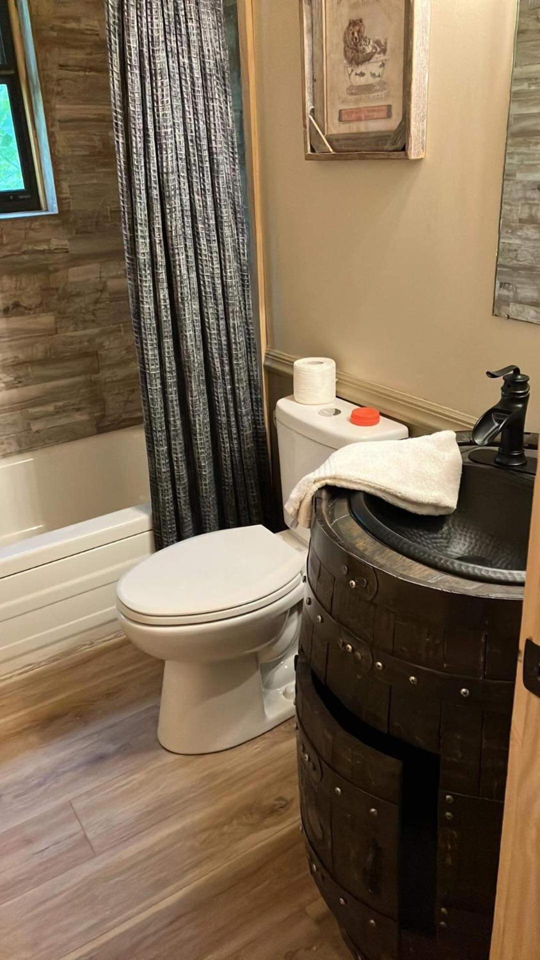 Whiskey Ridge 3 Bdrm Cabin-firepit, Fenced Yard, Hot Tub * Pigeon Forge