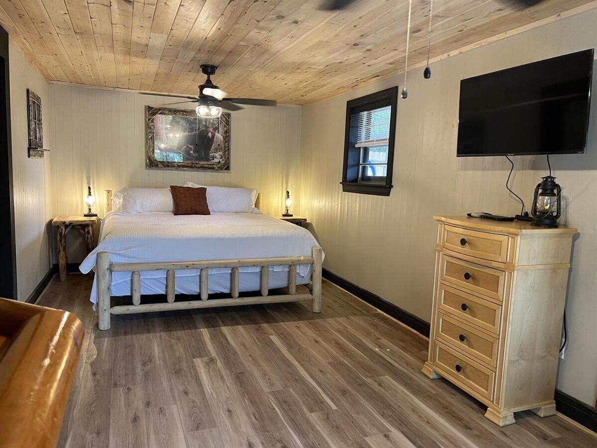 Holiday home Whiskey Ridge 3 Bdrm Cabin-firepit, Fenced Yard, Hot Tub