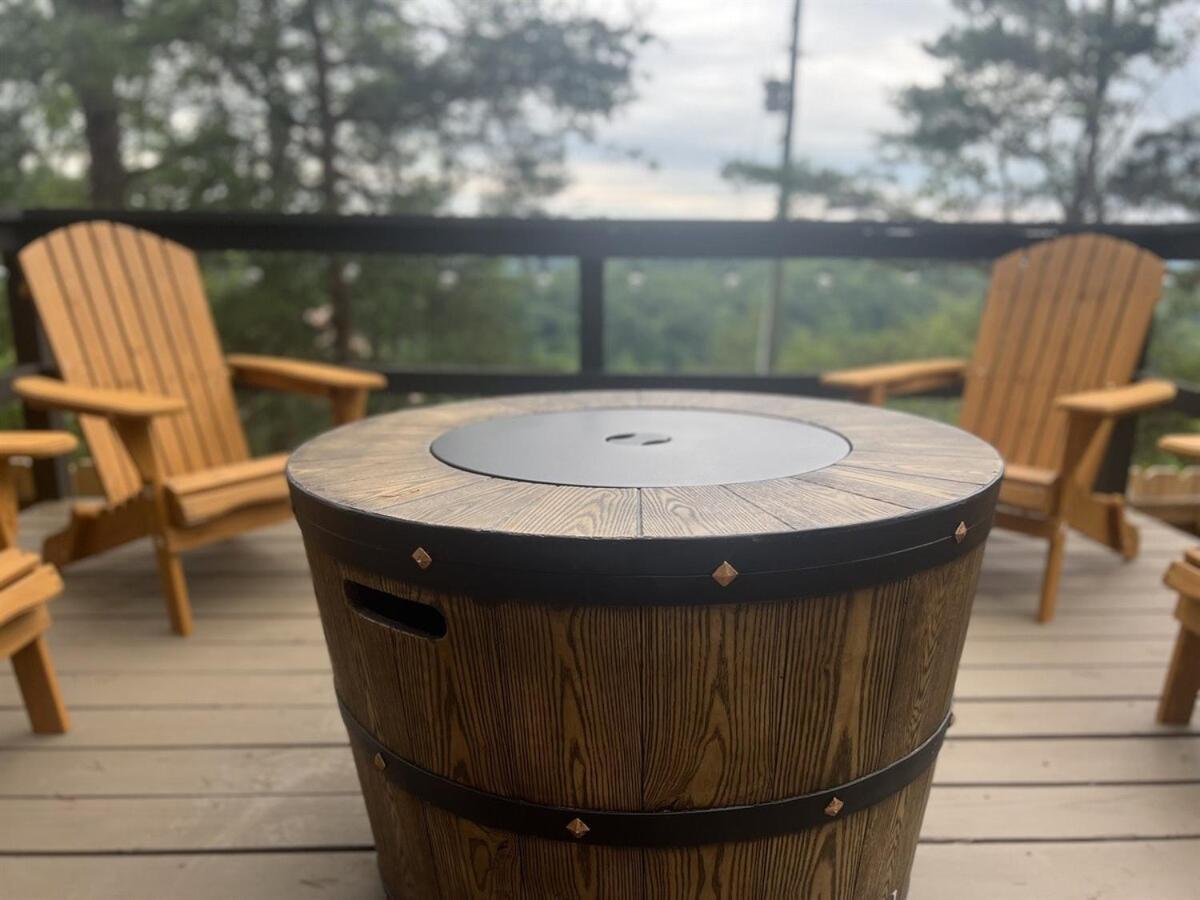Whiskey Ridge 3 Bdrm Cabin-firepit, Fenced Yard, Hot Tub Holiday home