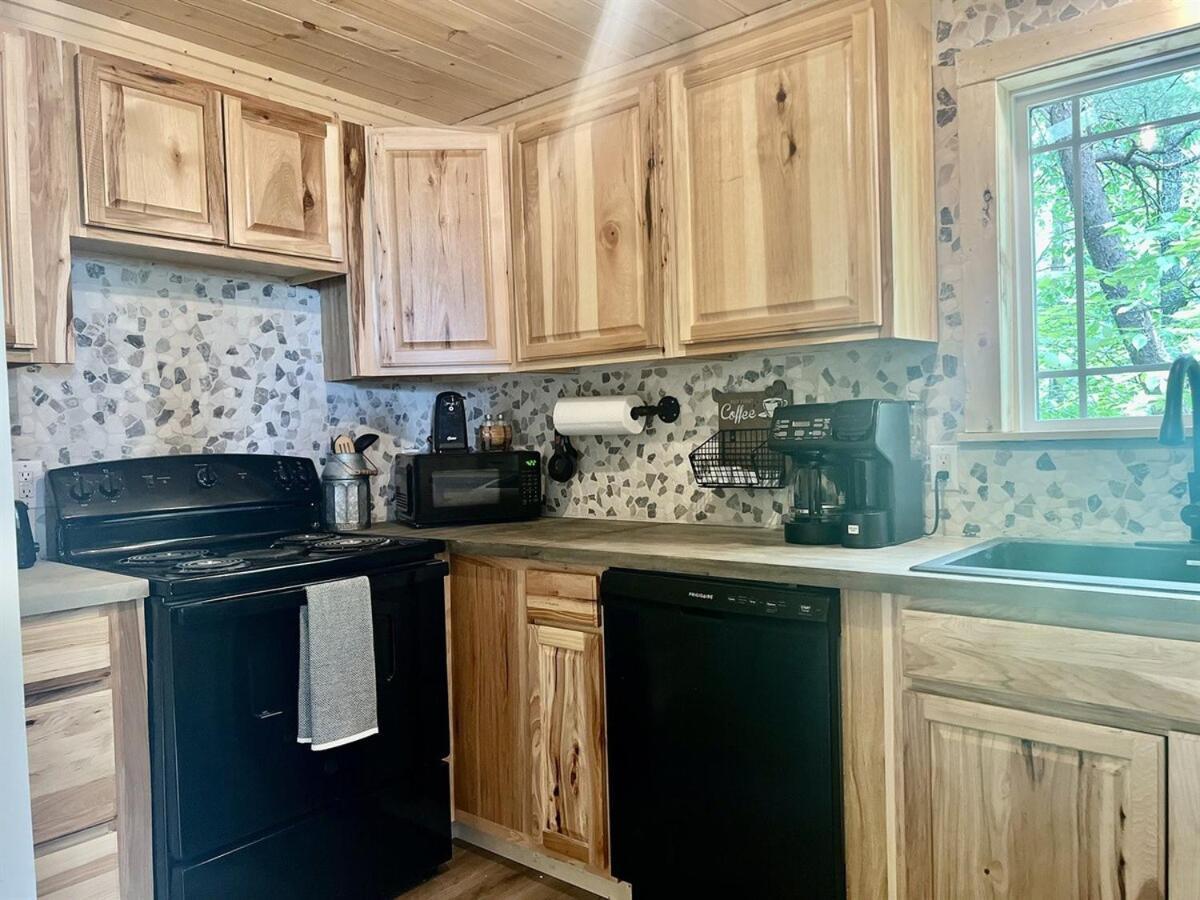 Whiskey Ridge 3 Bdrm Cabin-firepit, Fenced Yard, Hot Tub Holiday home Pigeon Forge