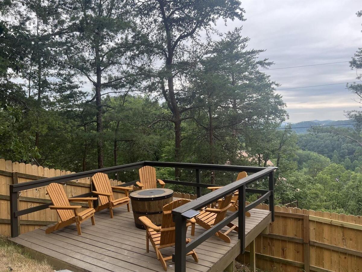 Holiday home Whiskey Ridge 3 Bdrm Cabin-firepit, Fenced Yard, Hot Tub *