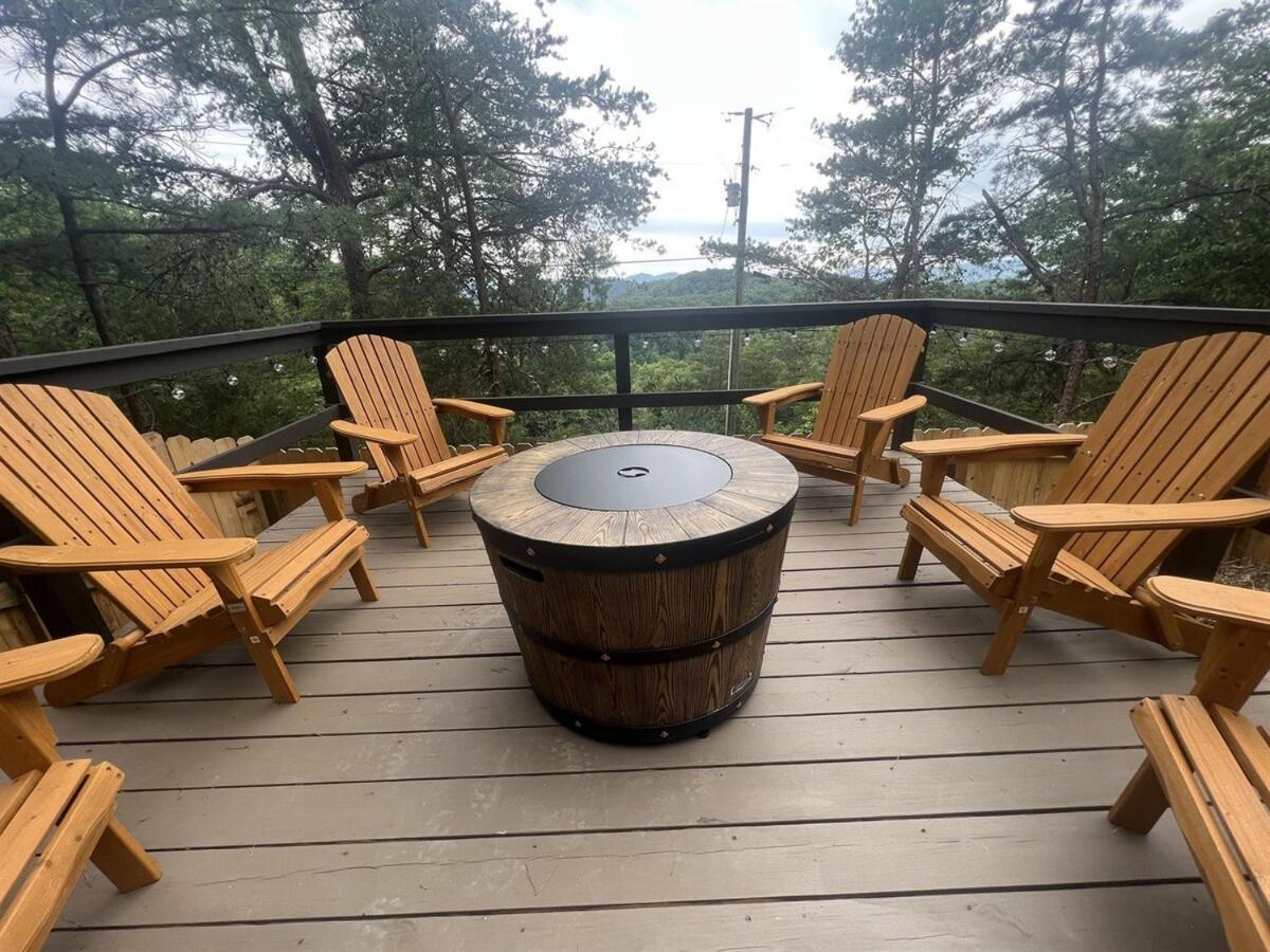 Whiskey Ridge 3 Bdrm Cabin-firepit, Fenced Yard, Hot Tub * Pigeon Forge
