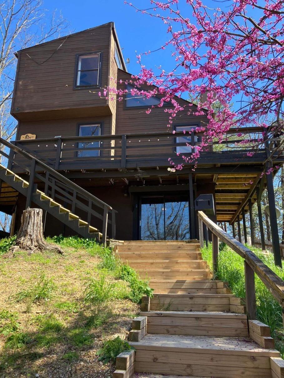 Whiskey Ridge 3 Bdrm Cabin-firepit, Fenced Yard, Hot Tub