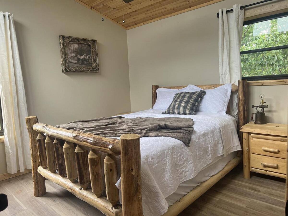 Whiskey Ridge 3 Bdrm Cabin-firepit, Fenced Yard, Hot Tub Holiday home *