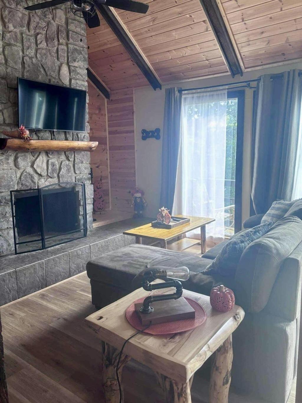 Whiskey Ridge 3 Bdrm Cabin-firepit, Fenced Yard, Hot Tub Holiday home