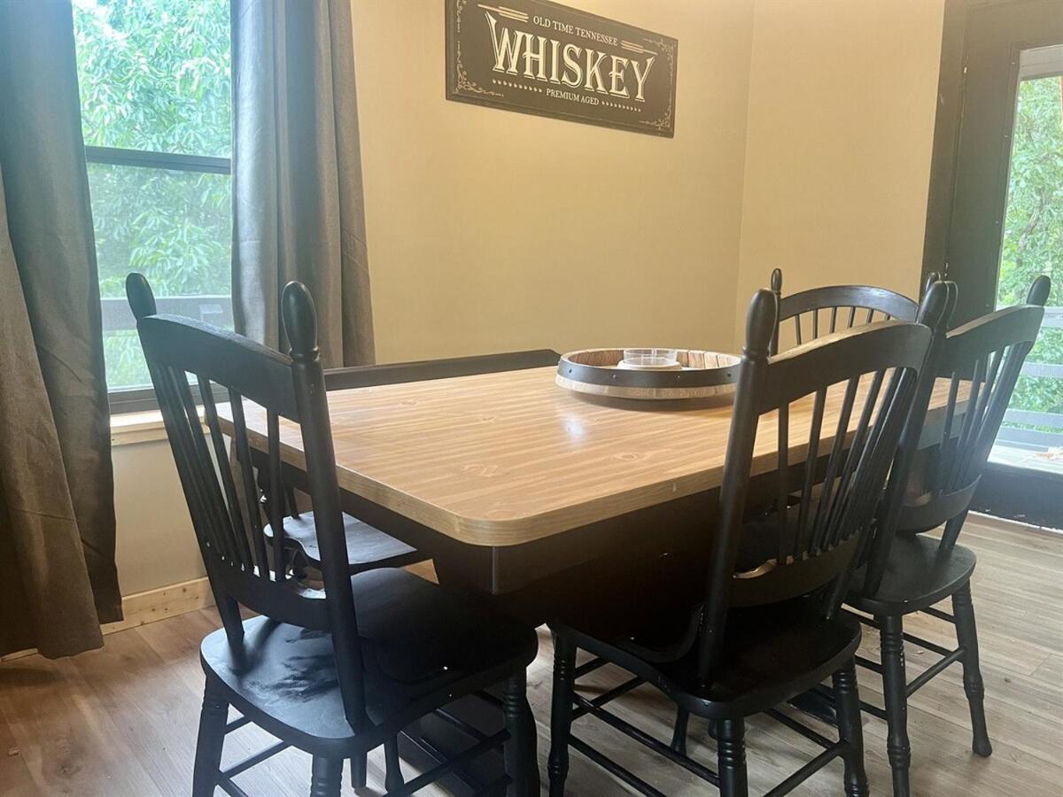 Holiday home Whiskey Ridge 3 Bdrm Cabin-firepit, Fenced Yard, Hot Tub *