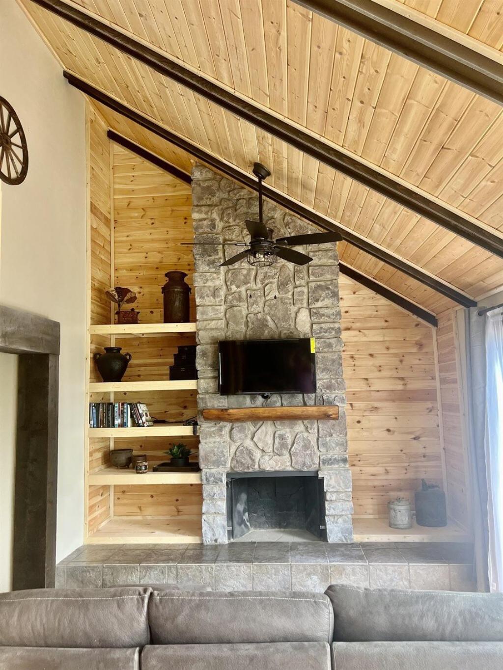 Whiskey Ridge 3 Bdrm Cabin-firepit, Fenced Yard, Hot Tub *