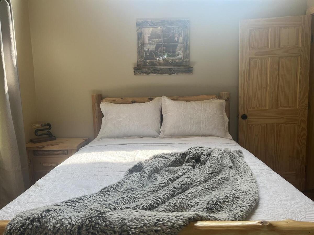 Holiday home Whiskey Ridge 3 Bdrm Cabin-firepit, Fenced Yard, Hot Tub *