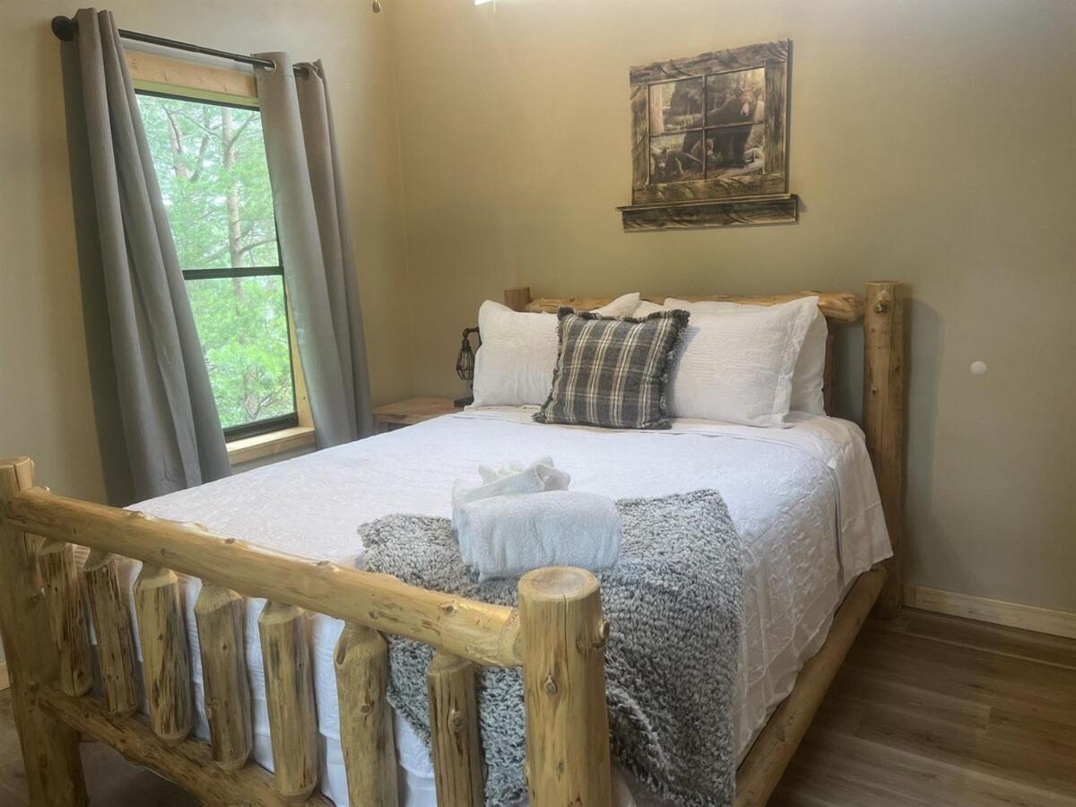 Whiskey Ridge 3 Bdrm Cabin-firepit, Fenced Yard, Hot Tub Pigeon Forge