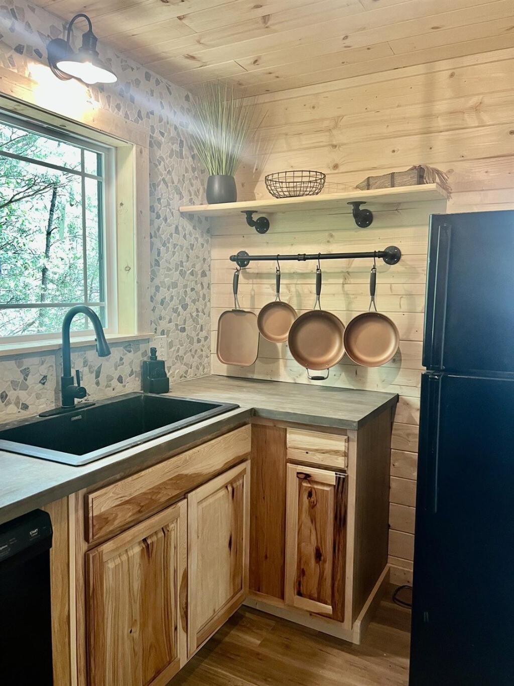 Whiskey Ridge 3 Bdrm Cabin-firepit, Fenced Yard, Hot Tub