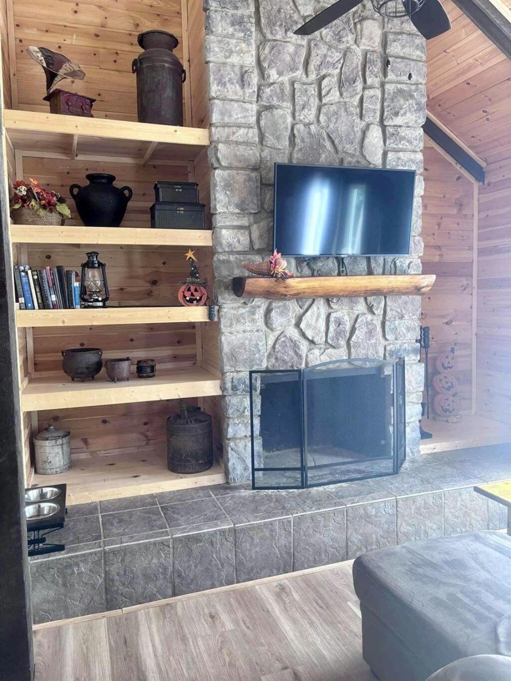Whiskey Ridge 3 Bdrm Cabin-firepit, Fenced Yard, Hot Tub Holiday home Pigeon Forge