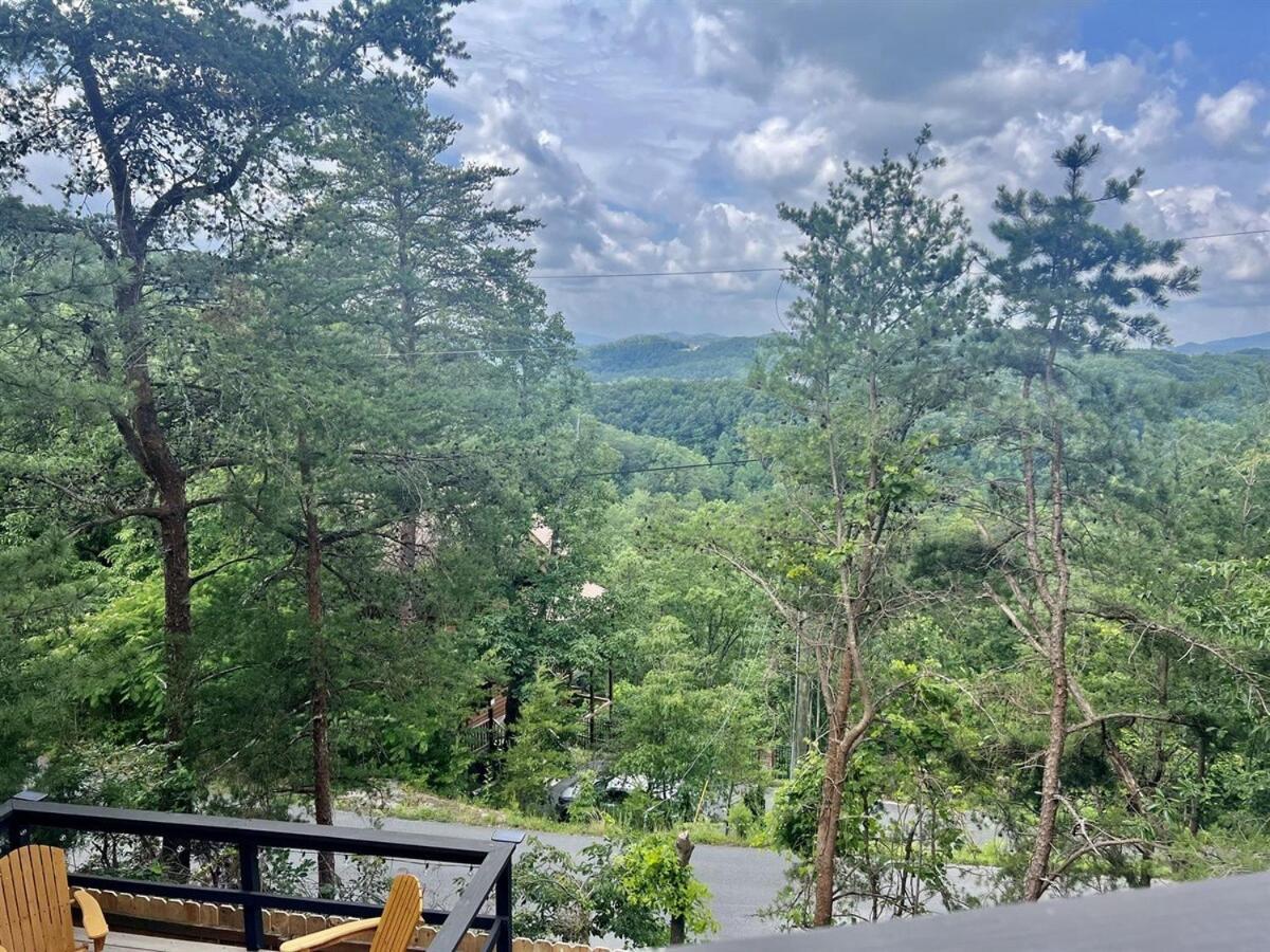 Whiskey Ridge 3 Bdrm Cabin-firepit, Fenced Yard, Hot Tub *