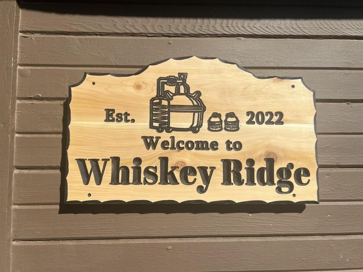 Whiskey Ridge 3 Bdrm Cabin-firepit, Fenced Yard, Hot Tub Pigeon Forge