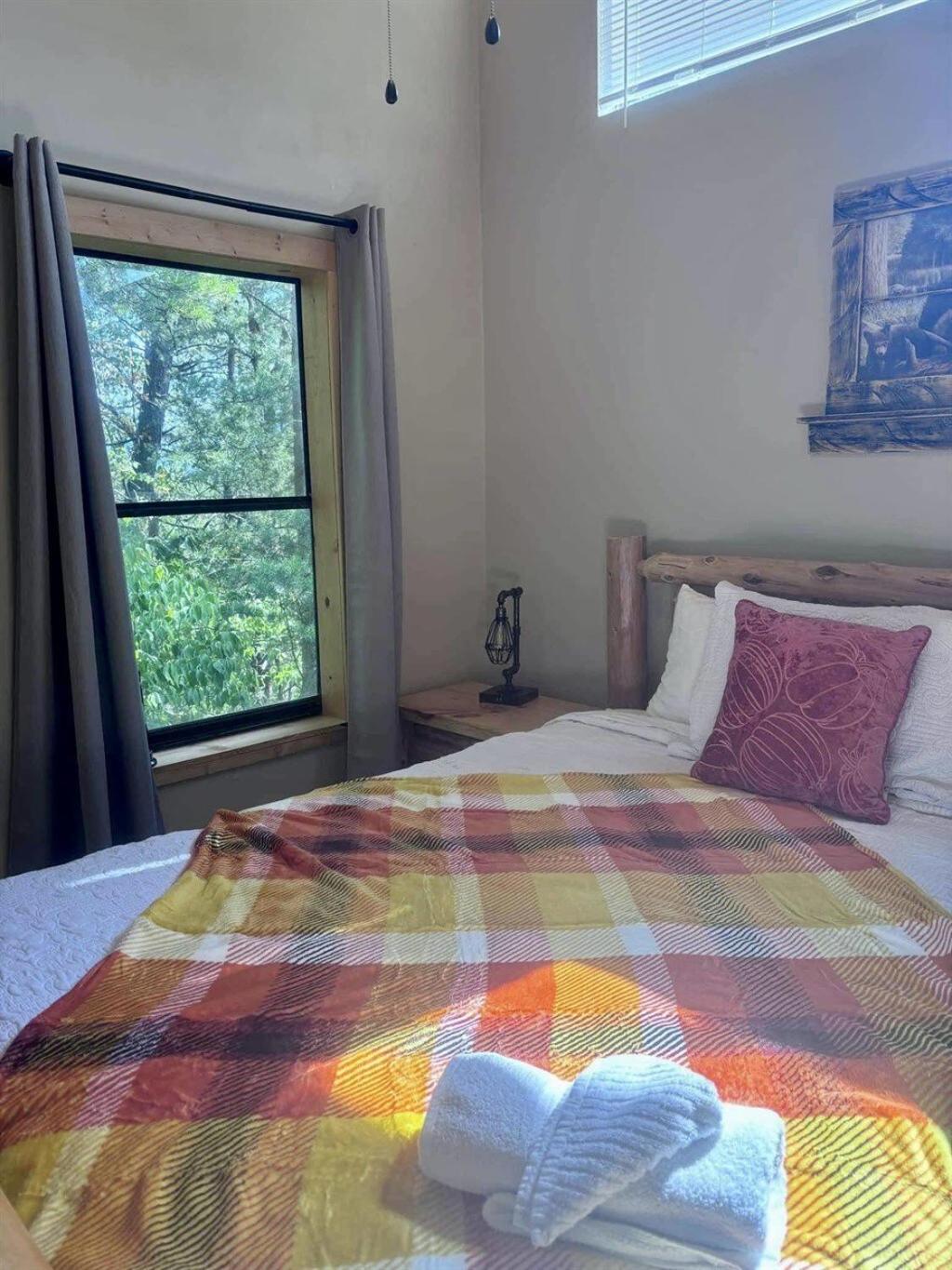 Whiskey Ridge 3 Bdrm Cabin-firepit, Fenced Yard, Hot Tub