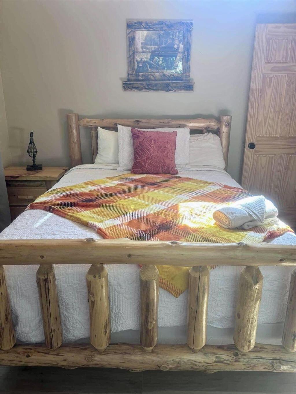 Holiday home Whiskey Ridge 3 Bdrm Cabin-firepit, Fenced Yard, Hot Tub *