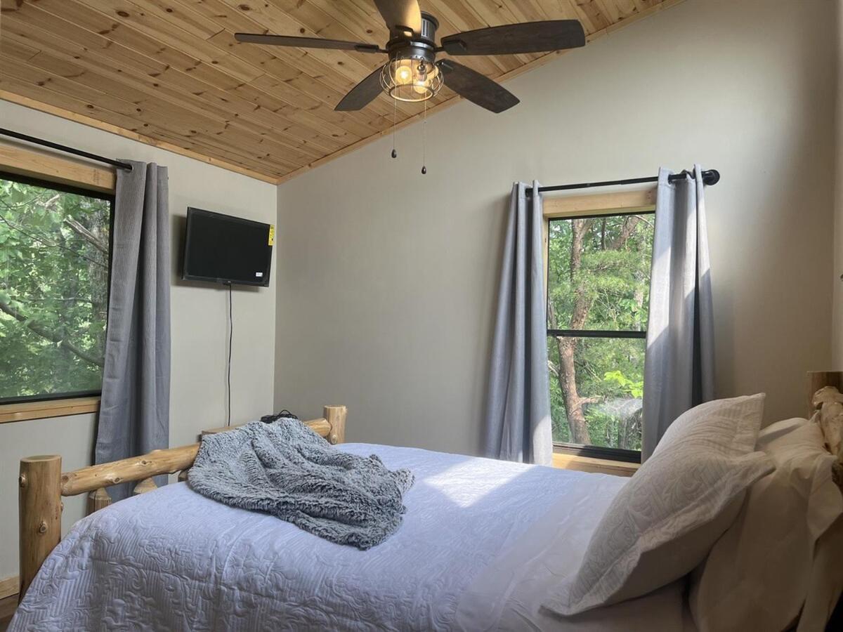 Whiskey Ridge 3 Bdrm Cabin-firepit, Fenced Yard, Hot Tub Holiday home Pigeon Forge