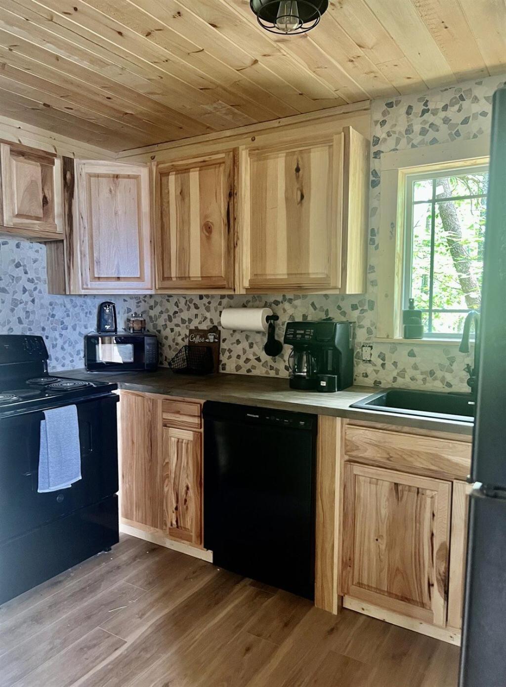 Whiskey Ridge 3 Bdrm Cabin-firepit, Fenced Yard, Hot Tub *
