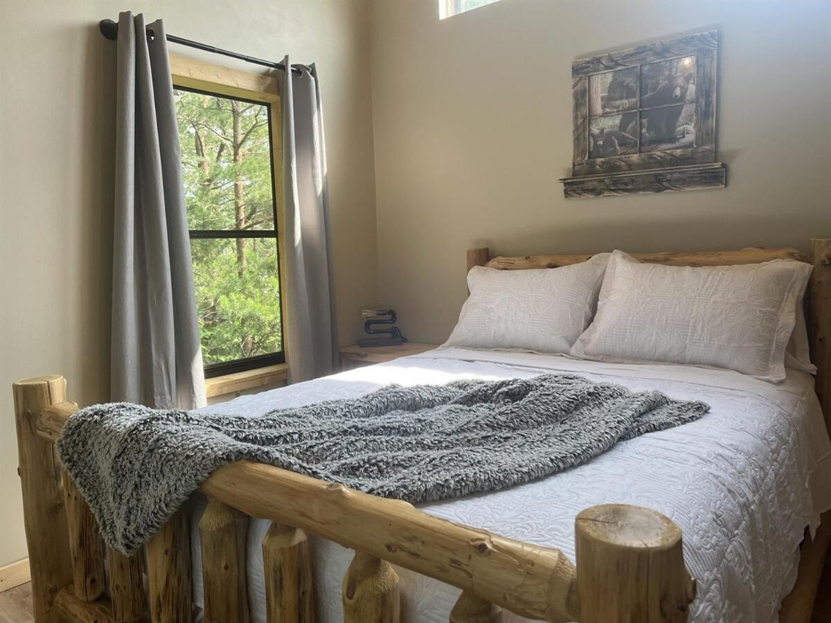 Whiskey Ridge 3 Bdrm Cabin-firepit, Fenced Yard, Hot Tub Pigeon Forge