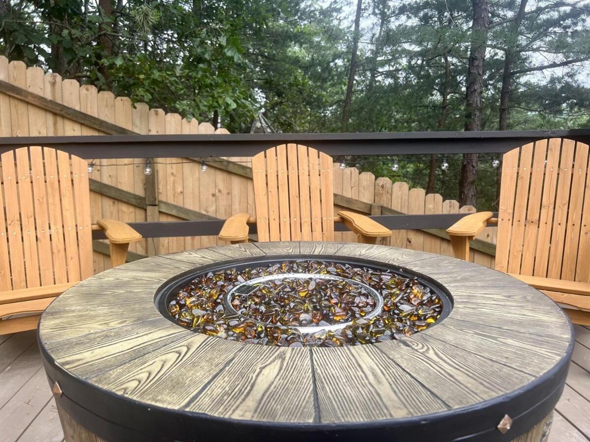 Whiskey Ridge 3 Bdrm Cabin-firepit, Fenced Yard, Hot Tub Holiday home *