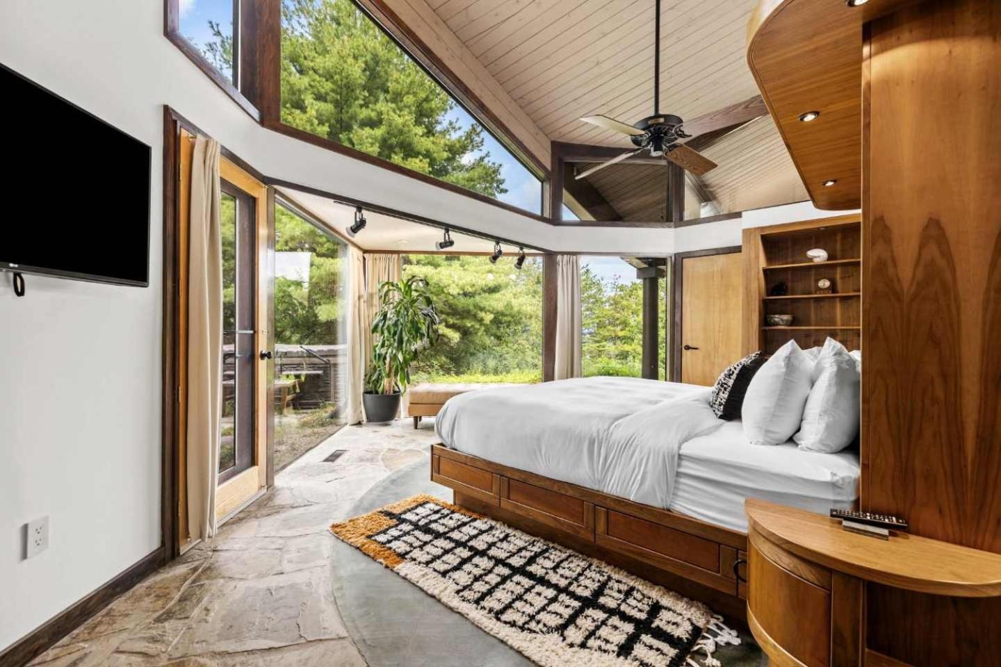 Belltop: Mountaintop Retreat With Views In Tn