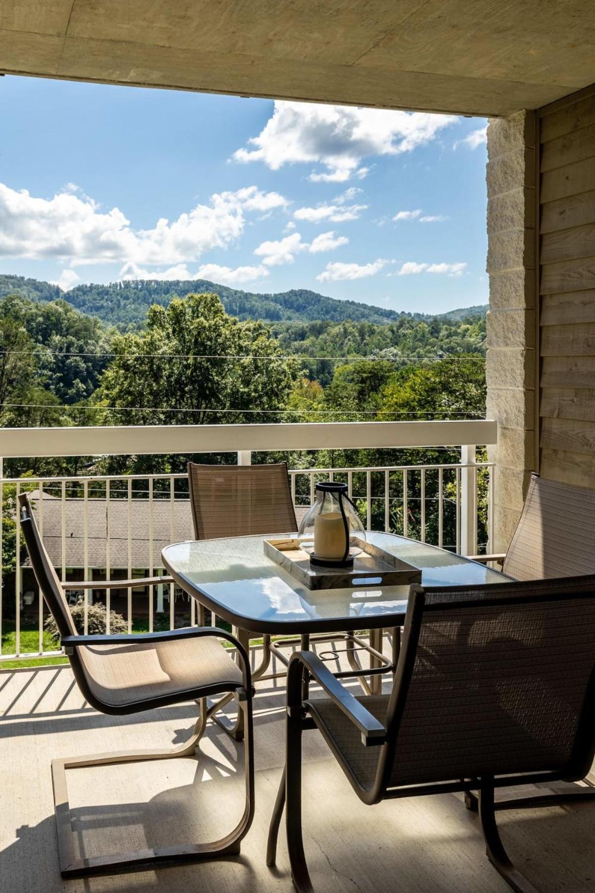 Holiday home Dolly's Hideout - Newly Renovated, Less Than 1 Mi To Parkway Pigeon Forge