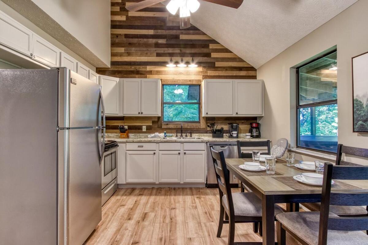 Serene W Hot Tub, Games, Wi-fi, Pets Ok Pigeon Forge