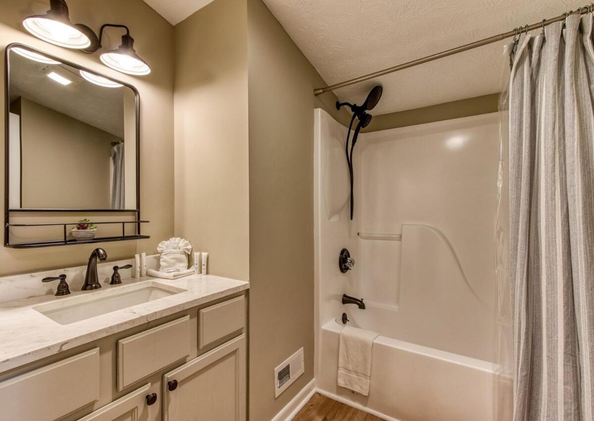 Serene W Hot Tub, Games, Wi-fi, Pets Ok *
