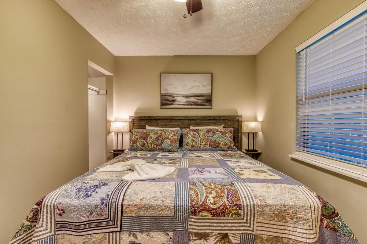 Serene W Hot Tub, Games, Wi-fi, Pets Ok * Pigeon Forge