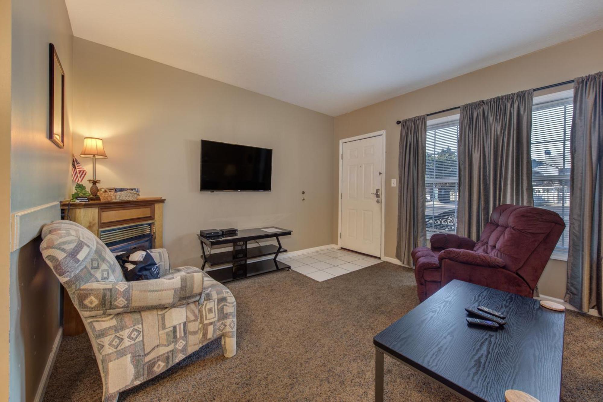 Apartment Colonial Crest Unit #113 *