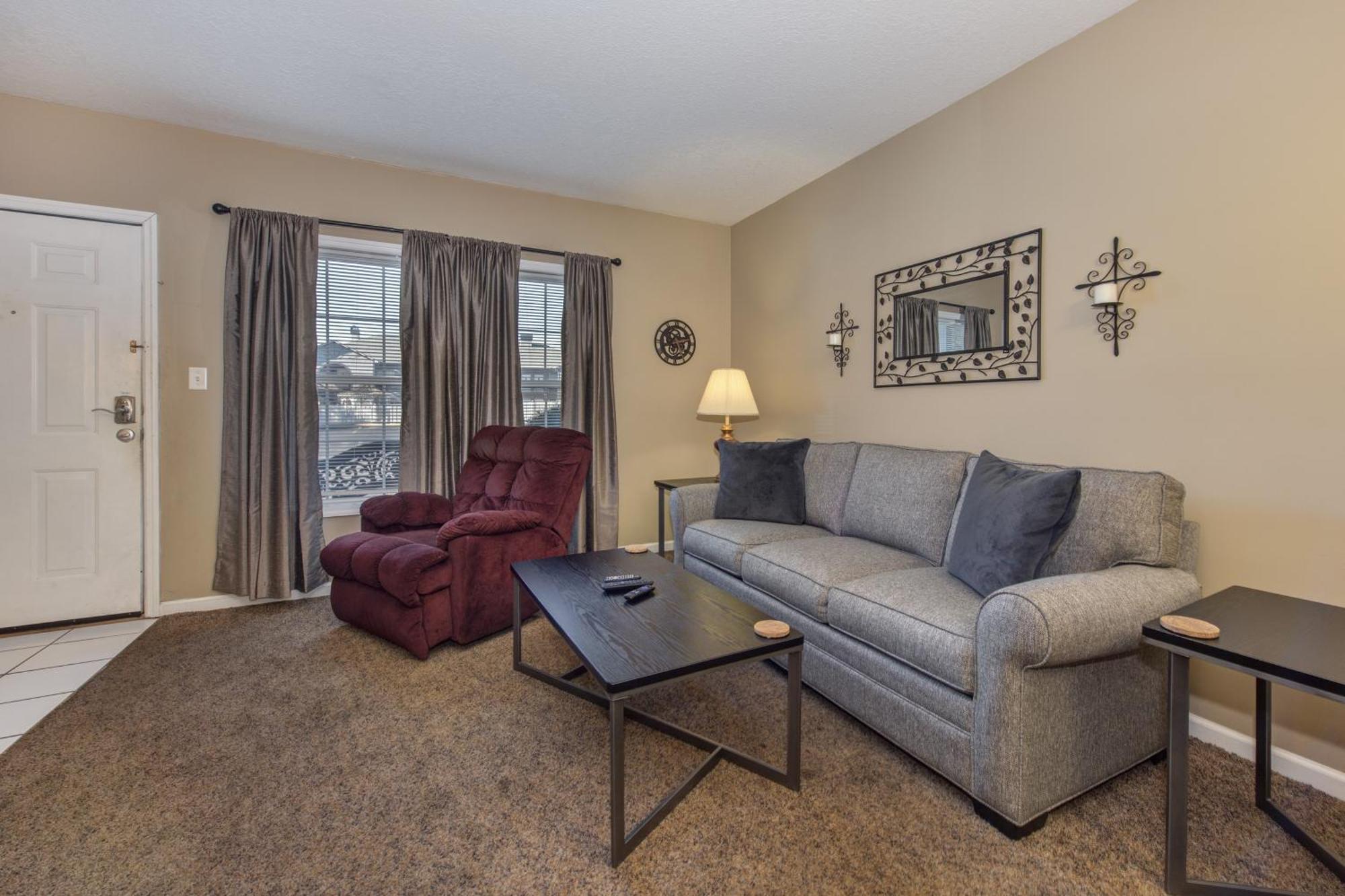 Apartment Colonial Crest Unit #113 *